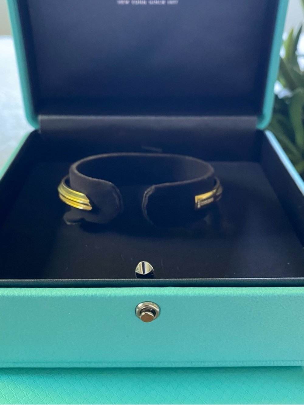 TIFFANY & CO. - 18 Carat Yellow Gold and Diamond Key
T Cuff with Leather Box - Picture 4 of 16